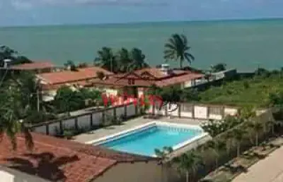 Casa a venda a menos de 50 metros da praia com 3 suítes.