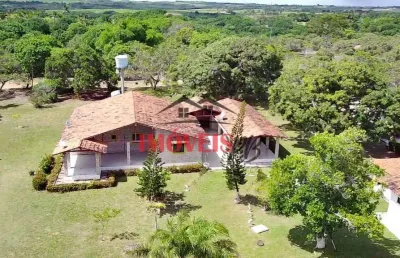 Granja beira de pista com 5.5 hectares próximo às praias e a capital.