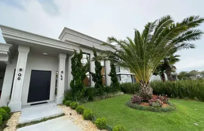 Casa em condomínio fechado com 4 quartos à venda na rua onório germano, 2009, condomínio dubai resort, capão da canoa, 215 m2 por r$ 2.100.000
