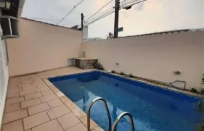 Casa isolada com 2 dormitórios e piscina no imperador