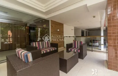 Apartamento totalmente mobiliado, em frente uma bela praça!