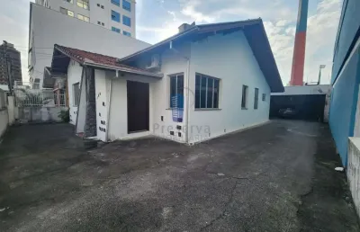 Ampla casa, sozinha no terreno, bem arejada e ventilada, no centro de itajaí