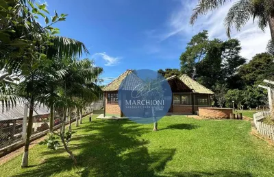 Chalés, campo de futebol e belo paisagismo nessa morada no campo!