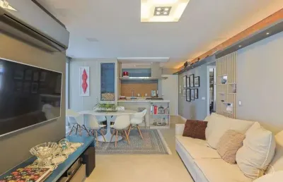 Descubra esta incrível cobertura à venda no edifício ilha razolli, localizado na rua lauro linhares, trindade, florianópolis. com 138,83 m² de área privativa, essa propriedade mobiliada oferece todo o