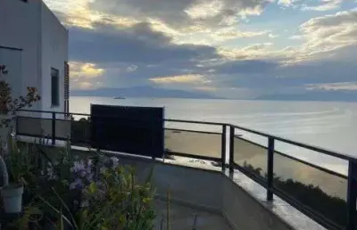 Descubra esta impressionante cobertura no empreendimento por do sol, localizada no bairro joão paulo, em florianópolis. com 278,34 m² de área privativa e uma vista panorâmica deslumbrante do mar, este