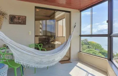 Descubra esta impressionante cobertura no empreendimento por do sol, localizada no bairro joão paulo, em florianópolis. com 278,34 m² de área privativa e uma vista panorâmica deslumbrante do mar, este