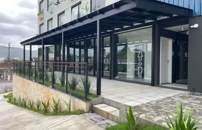 Esta loja está localizada no parkside carvoeira, em florianópolis, um bairro em crescimento e com fácil acesso a diversas comodidades. com uma área privativa de 30m² e total de 60m², o espaço é ideal