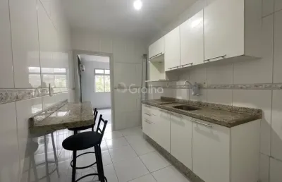 Este encantador apartamento no empreendimento madri oferece uma localização privilegiada, próximo a comércios, serviços e com fácil acesso ao transporte público. o imóvel possui 3 dormitórios, um banh