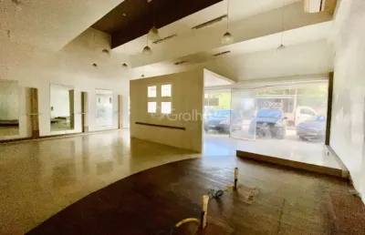 Loja de 100m² no bairro joão paulo situada no prestigiado sunset boulevard, em florianópolis. com uma área total de 121,17 m², este espaço comercial é ideal para quem busca visibilidade e um local est
