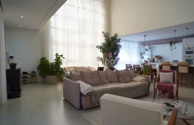Descubra o seu novo lar em jurerê, uma das áreas mais desejadas de florianópolis! esta espaçosa casa de 354,4 m² foi projetada para oferecer conforto e elegância. com 4 suítes, cada uma repleta de aco