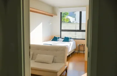 Stúdio à venda em florianópolis. com 23m² de área privativa, este imóvel dispõe de ar condicionado, armário embutido e está mobiliado, pronto para morar. localizado na rua da quaresmeira roxa, 465, o 