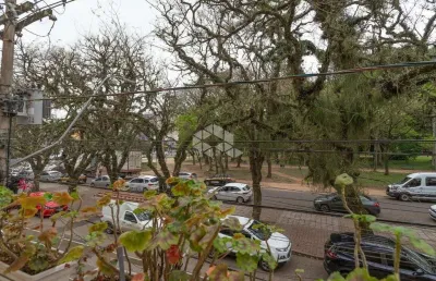 Apto a venda de 3 dormitórios, 1 suíte e vaga  em  frente a praça da redenção