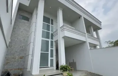 Sobrado de alto padrão com piscina e área gourmet !