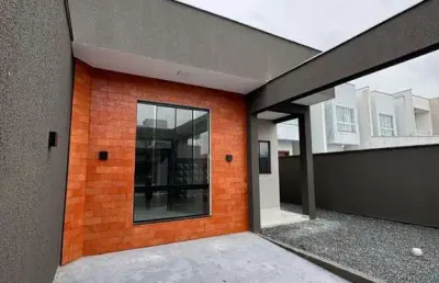 Geminado com 03 quartos e amplo terreno nos fundos!