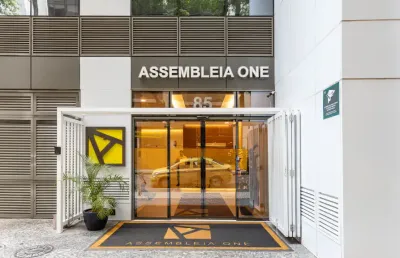 Salas comerciais na rua da assembleia com opções de junção.
