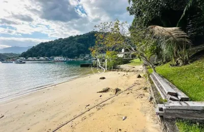 Casa frente mar em angra dos reis com piscina, sauna e vaga para barco e praia n