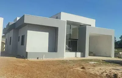 Casa de 4 suítes a venda. condomínio ninho verde 1 r$ 630mil