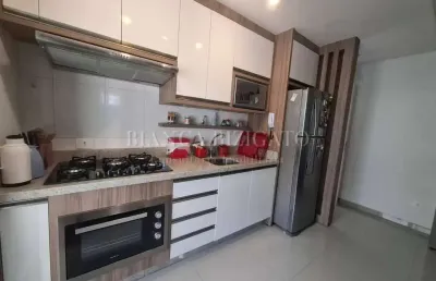 Moderno, mobiliado e bem localizado: apartamento 2 dorms com suíte e vaga!