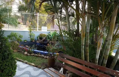 Casa espetacular com 4 suítes, 8 vagas e espaço gourmet no ahú !