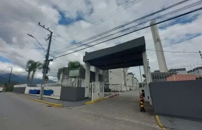 Apartamento térreo reformado e semi-mobiliado. entrada facilitada