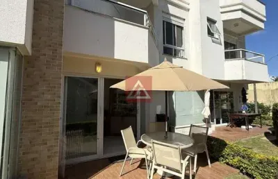 Casa mobiliada com três suítes e 200m da praia de jurerê