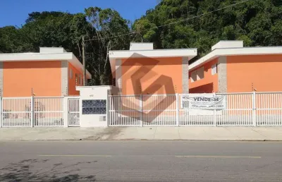 Villágio térreo com quintal pequeno - centro bertioga/sp