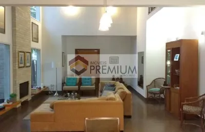 Maravilhosa casa em condomínio fechado, 4 quartos, escritório, lareira, teto catedral, próximo ao comércio local