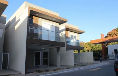 Sobrado em condomínio fechado, 191m², 4 suítes, com piscina privativa no jardim atlântico