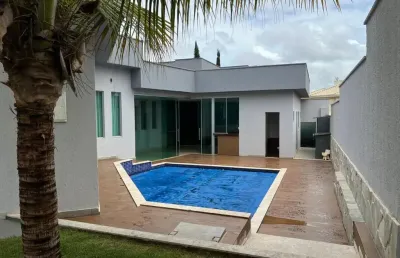 Casa térrea  3 suítes piscina privativa condomínio do lago em goiânia