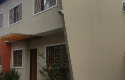 Sobrado com 112m², 3 quartos, sendo 1 suíte, a 6 minutos do parque cascavel, em condomínio fechado