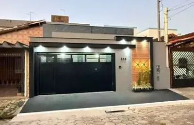 Casa em praia grande, no caiçara, com 3 quartos, 2 suítes, piscina, 80m² útil