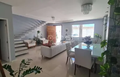 Casa com dois pavimentos (duplex), 04 quartos e 03 suítes, para vender na aruana