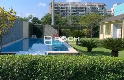 Vendo casa ampla com 3 quartos em condomínio fechado