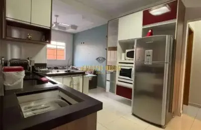 Casa térrea a venda ,3 dormitórios sendo 1 suíte,móveis planejados,2 vagas de garagem , vila di cesar,mogi das cruzes