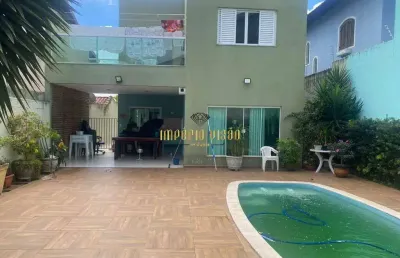 Sobrado à venda com 3 suítes e piscina no bairro parque colégio - suzano sp