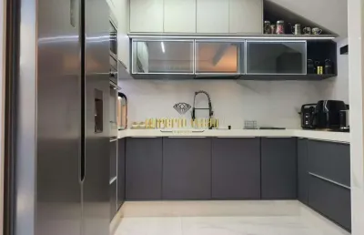 Sobrado à venda com 3 dormitórios, sendo 1 suíte e área gourmet com churrasqueira no condomínio villa europa no bairro jardim carlos cooper-suzano-sp
