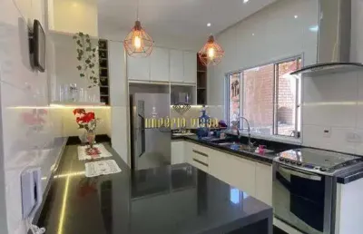 Sobrado à venda com 2 dormitórios, sendo 1 suíte e sala com painel no condomínio aldeia bianca - poá-sp