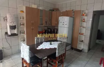 Sobrado com 2 dormitórios sendo 1 suíte, churrasqueira e cozinha com balcão, forno e cooktop no bairro jd. ikeda - suzano - sp