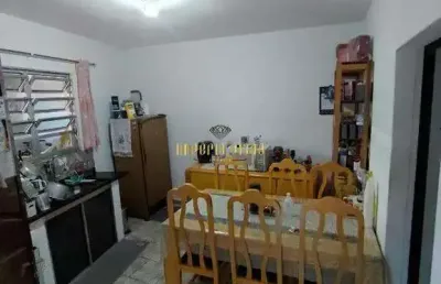 Casa à venda com 4 dormitórios, cozinha, sala, sacada e 1 vaga de garagem coberta na cidade miguel badra - suzano-sp.