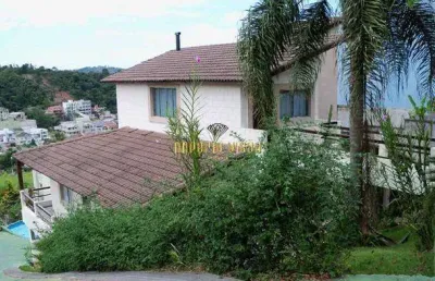 Sobrado à venda com 3 dormitórios, sendo 1 suíte, área gourmet com piscina e churrasqueira no condomínio arujá hills 3 - arujá - sp