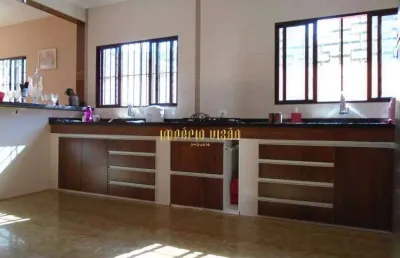 Excelente sobrado à venda no centro de suzano, com 5 dormitórios e cozinha planejada.