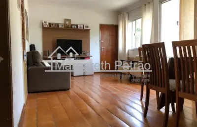 Apartamento amplo de 2 quartos com dependência no costa azul.