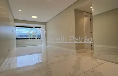 Apartamento espaçoso de 3 quartos com dependência no costa azul.