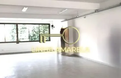 Prédio comercial com três andares e elevador na vila sonia