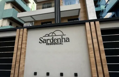 Sobrado triplex com 2 suítes e piscina no canto do forte – 111 m²