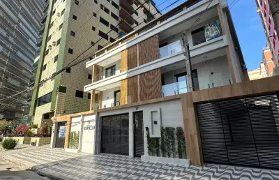 Sobrado triplex com 2 suítes 96 m²  2  vagas de garagem – fino acabamento – praia grande/sp