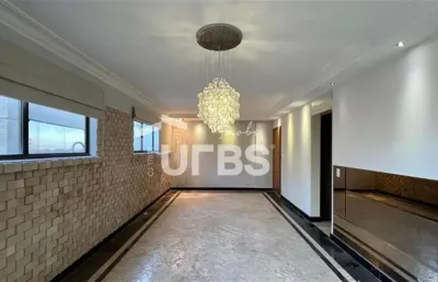 265m² distribuídos em 3 pavimentos, sendo 4 suítes, 2 salas, cozinha principal e cozinha de apoio à área gourmet, piscina, churrasqueira a carvão e forno de pizza. 1 banheiro social, banheiro de servi