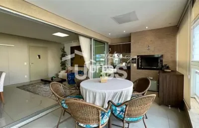 Apartamento com 4 suítes, sendo 1 master com banheira, 2 americanas e 1 plena. 163 m².