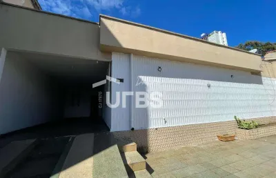 Casa térrea no setor aeroporto com 418m² de área construída
