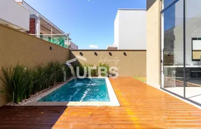 Casa de condomínio com 420m² de área total e 212m² de área construída.